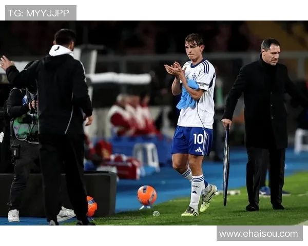 哈维西蒙斯崛起之路：从青训天才到足球场上的新星